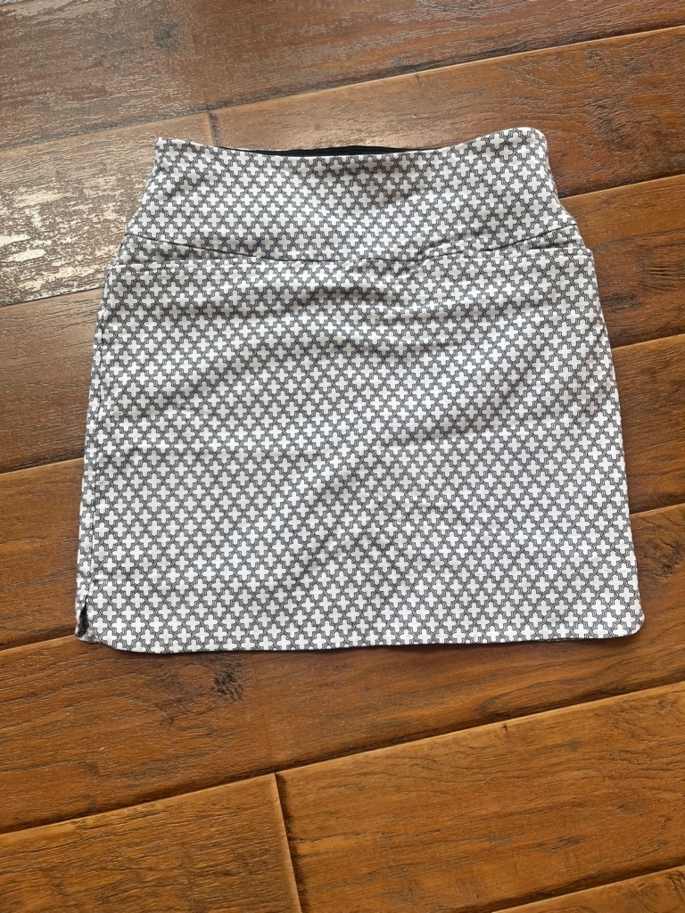 Women’s Black & White Patterned Stretch Skirt - Size Small